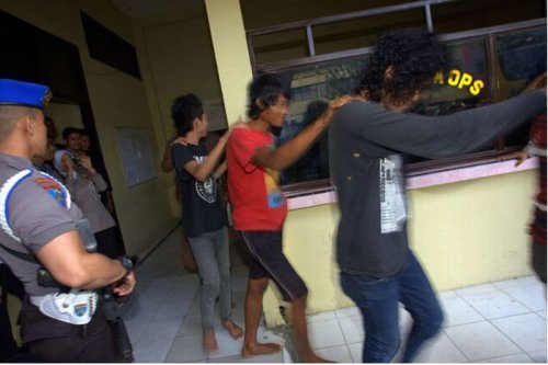 Перевоспитание панков в Индонезии