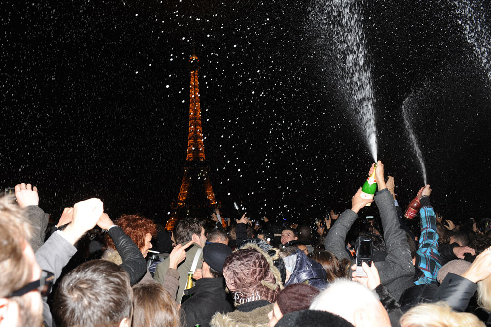 31 декабря 2012 год. Новый год в Париже. Новогодняя толпа. Новый год толпа людей. Встреча нового года Франция.