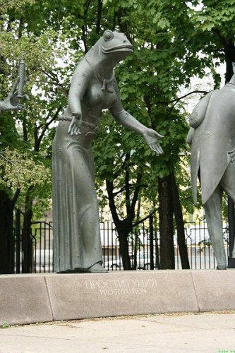 Странные статуи и памятники