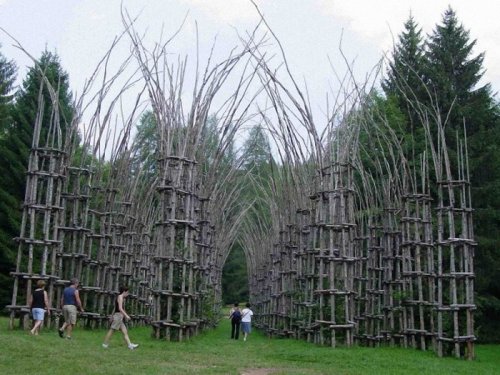 Храм из растущих деревьев в Италии