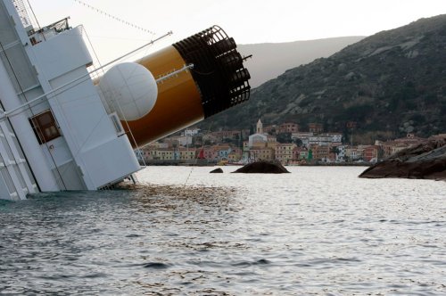 Costa Concordia затонул у берегов Италии
