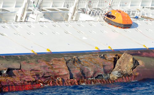 Costa Concordia затонул у берегов Италии