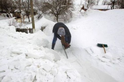 Румынская деревня погребена под 5-метровым слоем снега