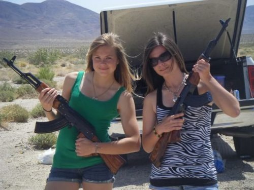 Девушки с оружием (30 фото)
