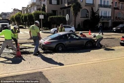 Мужчина за рулем Porsche угодил в яму с цементом