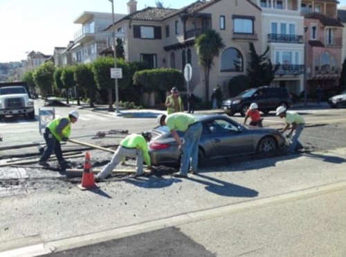 Мужчина за рулем Porsche угодил в яму с цементом