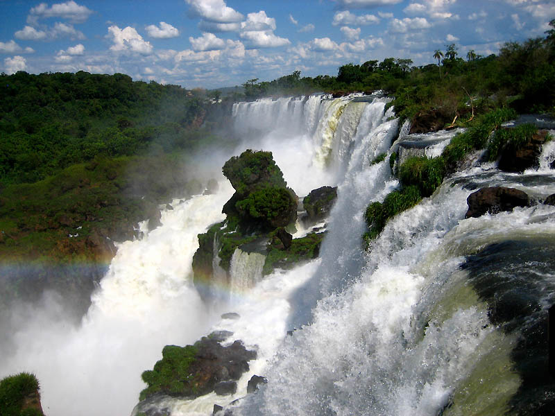 Комплекс водопадов на границе бразилии аргентины. Водопад Игуасу. Глотка дьявола водопад Игуасу. Течение реки Игуасу.