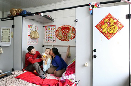 Семья китайцев живет в туалете