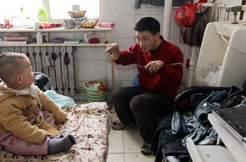 Семья китайцев живет в туалете