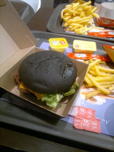Акция от европейской сети McDonalds: Dark Vader Burger