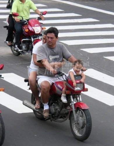 Беспечные люди на мотоциклах