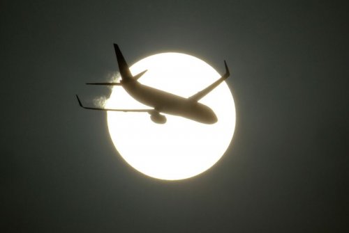 Самолеты на фоне луны и солнца
