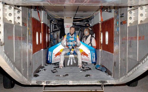 Феликс Баумгартнер готовится к прыжку из космоса