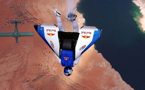 Феликс Баумгартнер готовится к прыжку из космоса