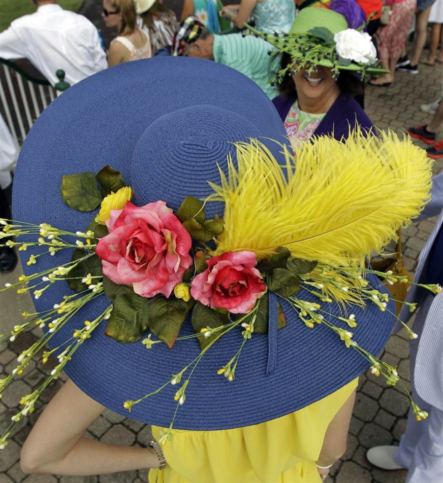 Шляпы на работе. Кентукки дерби шляпа. Цветочная шляпка. Шляпа с цветами в садик. Украшение шляп на конкурс.