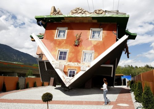 Перевернутый дом в австрийском Тироле