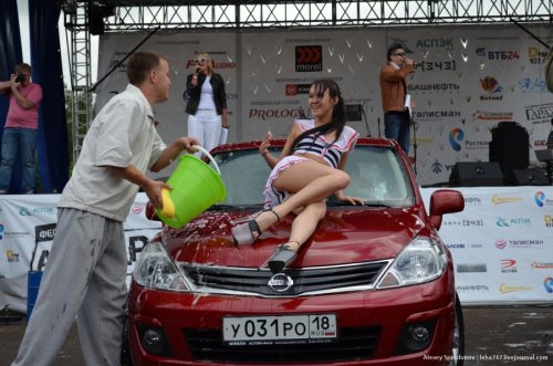 Автодрайв-2012: бикини-мойка и мокрые майки