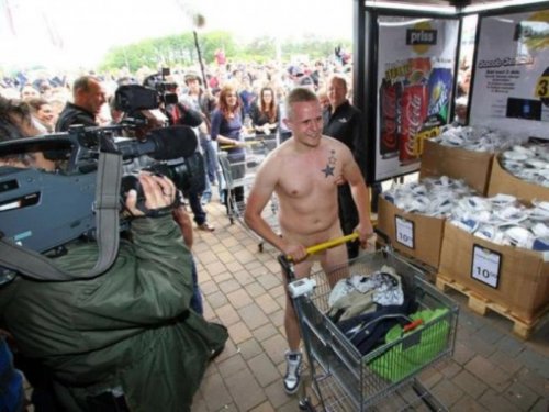 Приходи голый и получи скидку в супермаркете