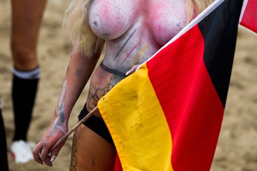Порноактрисы Дании и Германии сыграли в футбол