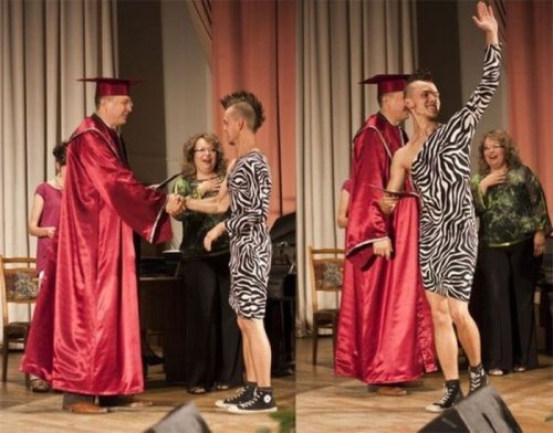 Парень в костюме зебры на вручении диплома