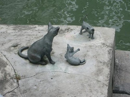Скульптуры и памятники котам