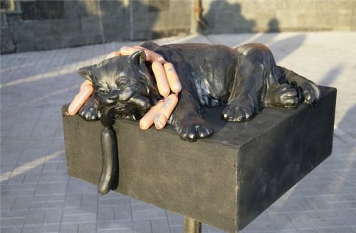 Скульптуры и памятники котам