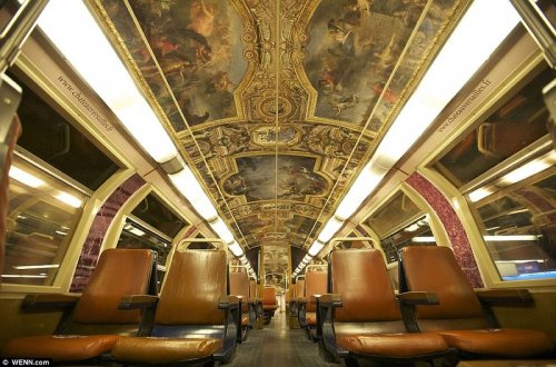 Поезд в стиле Версальского дворца