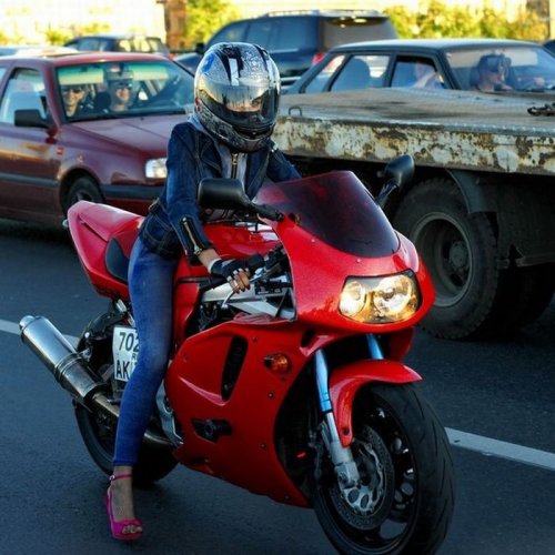 Эмма - любительница мотоциклов