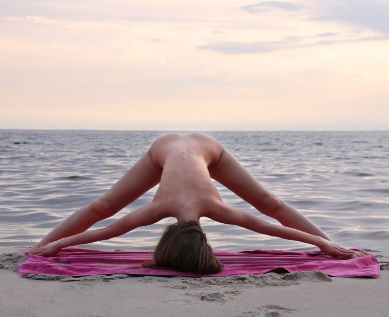 голая йога на пляже