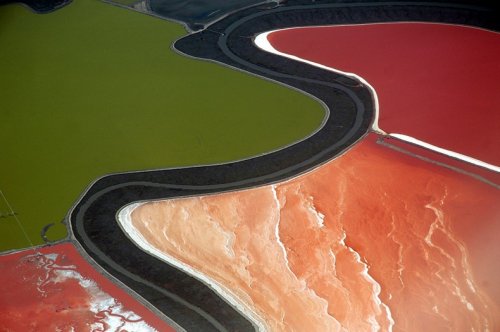 Разноцветные соляные пруды в заливе Сан-Франциско