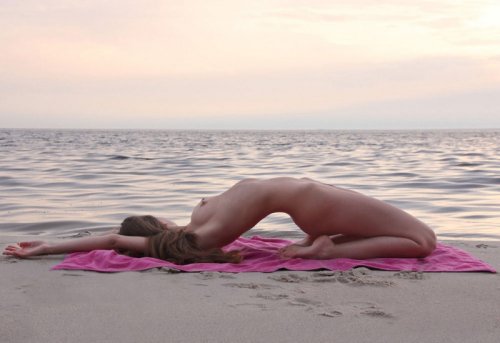 Эротическая йога на пляже