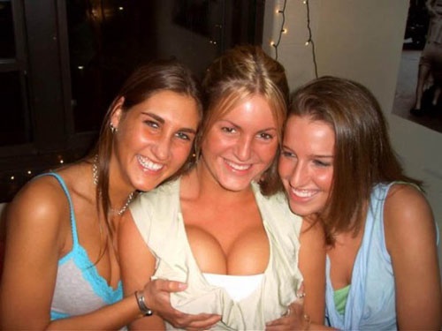 Девушки, которые любят показывать грудь (16 фото)