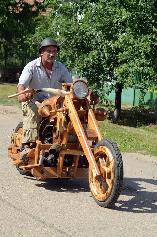 Мотоциклист-энтузиаст создал свой чоппер из дерева