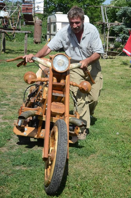 Мотоциклист-энтузиаст создал свой чоппер из дерева