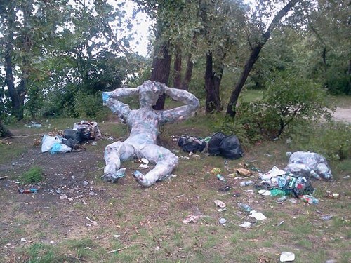 В Киеве появился памятник отдыхающим (4 фото)