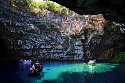 Красивая пещера Мелиссани