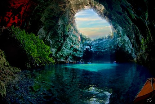 Красивая пещера Мелиссани