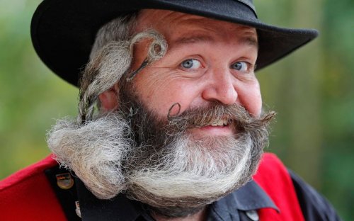 Лица ежегодного конкурса на лучшие усы и бороду, проходящего во Франции