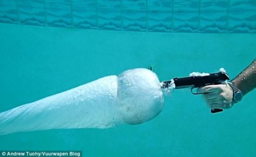 Выстрел под водой: как это выглядит?