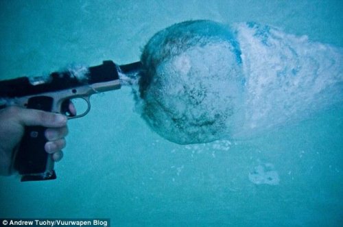 Выстрел под водой: как это выглядит?