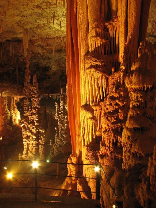 Психоделические сталактиты в израильской пещере Авшалом