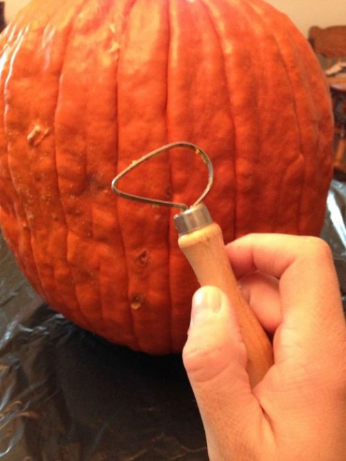 Как вырезать из тыквы монстра на Хэллоуин