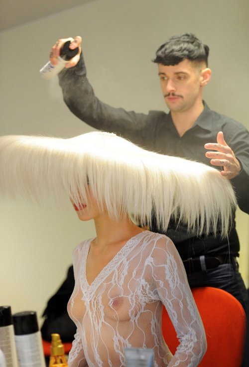 Эпатажный парикмахер Чарли Ле Минду показал свое мастерство на парикмахерском шоу в Берлине "Vision 2013"