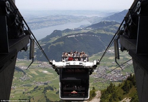 Швейцария представила первый в мире двухэтажный фуникулёр