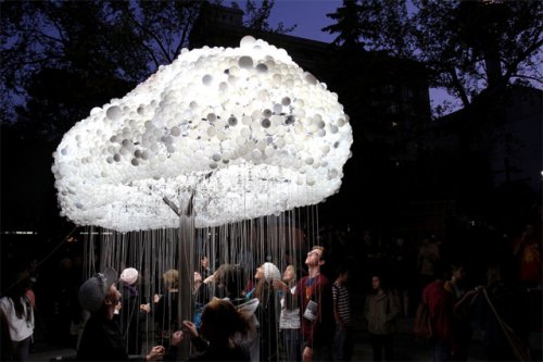 Интерактивное облако, сделанное из 6000 лампочек
