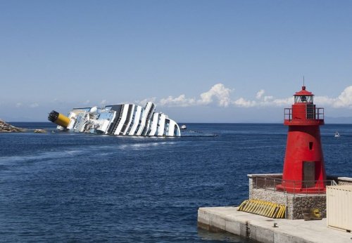 Опрокинувшееся круизное судно «Costa Concordia» становится туристической достопримечательностью