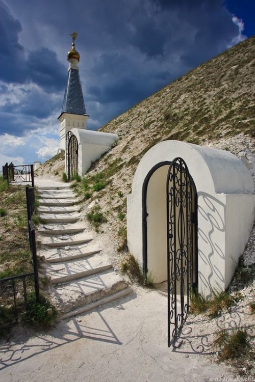 Свято-Спасский Монастырь в Костомарово, Россия