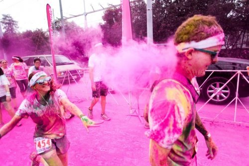 Веселье и безумство на "Цветном пробеге" в Атланте