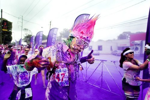 Веселье и безумство на "Цветном пробеге" в Атланте