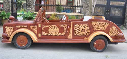 Автомобиль, почти полностью сделанный из дерева